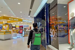 Vì sao giảm giá 'sập sàn' người mua vẫn thờ ơ?