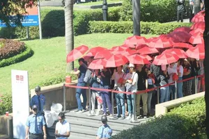 Cửa hàng Nhật mang dù che nắng cho khách Việt mua sắm