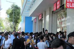 Cận cảnh Uniqlo 'vỡ trận' ngày khai trương tại Việt Nam