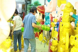 Chuột xốp khổng lồ giá hàng chục triệu trưng bán tết