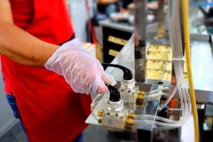 Độc đáo: Gói bánh chưng bằng máy siêu nhanh 