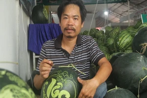 Độc đáo dưa hấu khắc thư pháp nửa triệu đồng 1 trái