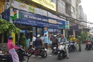 Chen nhau mua khẩu trang, nhiều người mua... cả thùng 