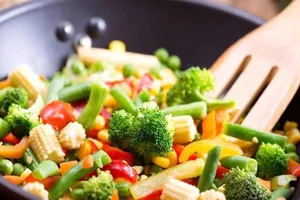 Chiên hay xào, cách nấu ăn nào có lợi hơn nhiều về sức khỏe?