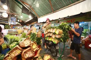 Tấp nập chợ hoa sỉ ngày 8-3