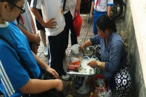 Ngộ độc thực phẩm khi ăn lề đường có được bồi thường?