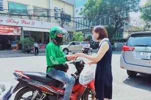 Nở rộ dịch vụ đi chợ hộ, mua hộ… thời dịch COVID-19