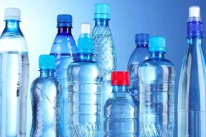 Uống nước đóng chai hết hạn sẽ bị gì?