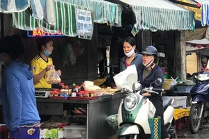 Nhiều người không đeo khẩu trang khi đi chợ