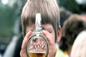Trẻ nhỏ uống bia, dù ít nhưng cũng ảnh hưởng đến sức khỏe