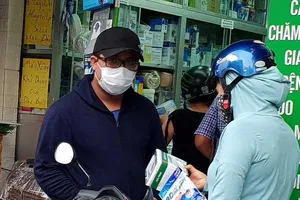 Khẩu trang: Chợ mạng loạn giá, siêu thị không tăng