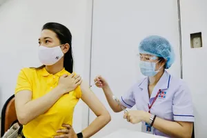 Sau tiêm phòng COVID-19, người được tiêm cần chú ý ăn uống ra sao?