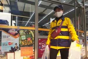 Tấp nập đi chợ hộ mua mắm, muối...trong giãn cách