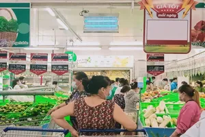 Tin vào tin đồn thất thiệt, người dân TP.HCM lại chen nhau mua thực phẩm