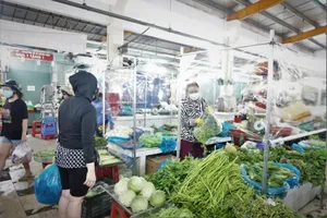 Bố trí vách ngăn, màn ngăn trong suốt tại chợ để chống dịch