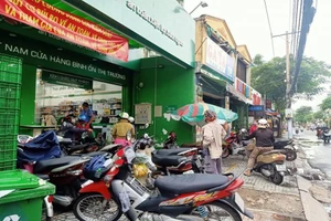 Sáng 22-8, người dân lại xếp hàng dài vào siêu thị