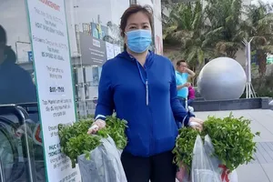 Cán bộ phường đi chợ giúp dân trong ngày đầu siết chặt giãn cách