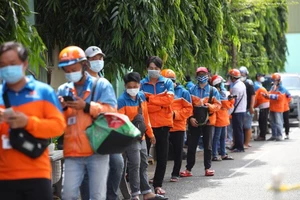 Ngày đầu tự xét nghiệm shipper: Nơi thu phí, nơi không