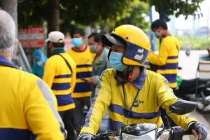 Chùm ảnh: Shipper người vui vẻ, người lo lắng khi phải trả phí xét nghiệm