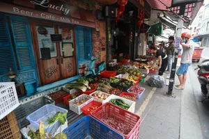 Quán bar ở phố nổi tiếng TP.HCM nhộn nhịp nhờ bán thịt, cá, rau