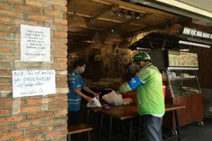 Cấm bán tại chỗ kéo dài, thương hiệu tên tuổi cũng 'ra đi'