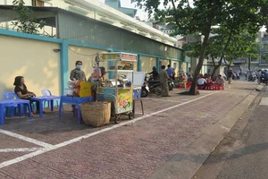 Quán ăn bình dân lề đường cần làm gì để được bán tại chỗ?