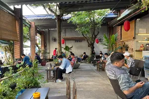 Ngày đầu tiên bán tại chỗ: Nơi đông đúc, nơi vẫn đóng cửa