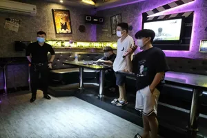 Chưa kịp mừng, karaoke 'chết lặng' vì lệnh đóng cửa trở lại