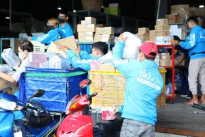 Shipper giao hàng xuyên tết vì sức mua trực tuyến tăng cao