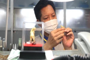 Cận cảnh chế tác linh vật hổ bằng vàng ngày Thần tài