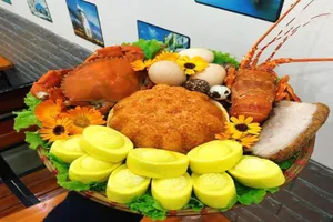 Mâm cỗ cúng ngày vía Thần tài giá rẻ hút khách tại TP.HCM