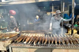 Ngày Thần tài: Cá lóc nướng tăng giá vẫn 'cháy hàng', có tiệm bán 3 tấn