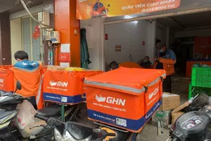 Shipper tắt ứng dụng, doanh nghiệp thưởng tiền để níu chân