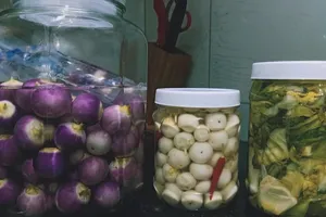 Tranh cãi về tác dụng của món cà pháo muối