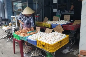 Dầu ăn, bột ngọt, muối... thi nhau tăng giá