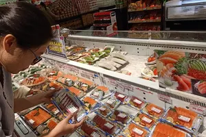 Cá hồi tăng giá kỷ lục, người dân ngại chi tiền mua