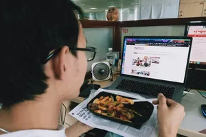 Vì sao Pháp lại cấm người lao động ăn trưa trên bàn làm việc?