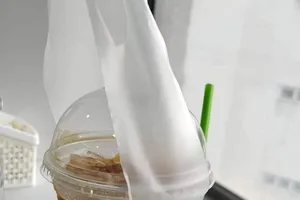 Mua cà phê mang đi, ống hút treo ở ngoài không vỏ bọc thì uống vào có bị bệnh?