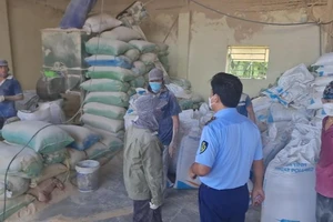 Vụ trộn hàng chục tấn cám mỳ với bột đá: Có nguy hiểm không?