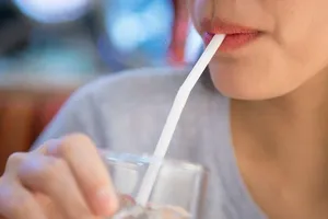 Uống nước bằng ống hút sẽ khiến bạn nhanh già hơn