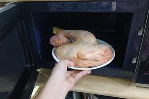 Vi khuẩn gây ngộ độc cho học sinh tại Nha Trang thường có trong những thực phẩm nào?