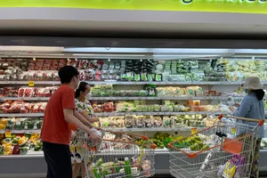 Hàng hóa nhấp nhổm tăng giá vì tết và thuế VAT