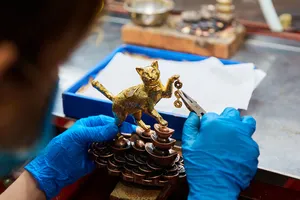 Cận cảnh chế tác tượng mèo mạ vàng cho ngày vía Thần tài