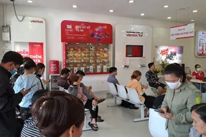 Nhà mạng kín khách một ngày trước hạn khóa hàng triệu thuê bao