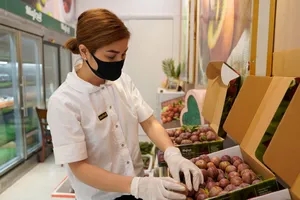 Mận Ruby Việt Nam sang Hong Kong có giá 400.000 đồng một kg