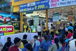 Quạt, máy lạnh... bán chạy nhờ giảm giá mạnh