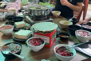 Ăn tiết canh từ gà, vịt, heo sạch của nhà nuôi có an toàn?