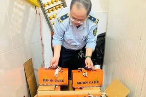 Thu giữ 200 chiếc bánh trung thu đang 'sốt' trên thị trường