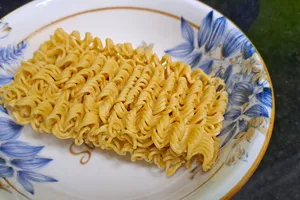 Mì gói hết hạn, mới hết hạn có nên ăn?