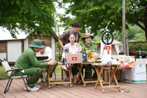 Bán đặc sản vùng miền qua livestream thu về 100 tỉ đồng